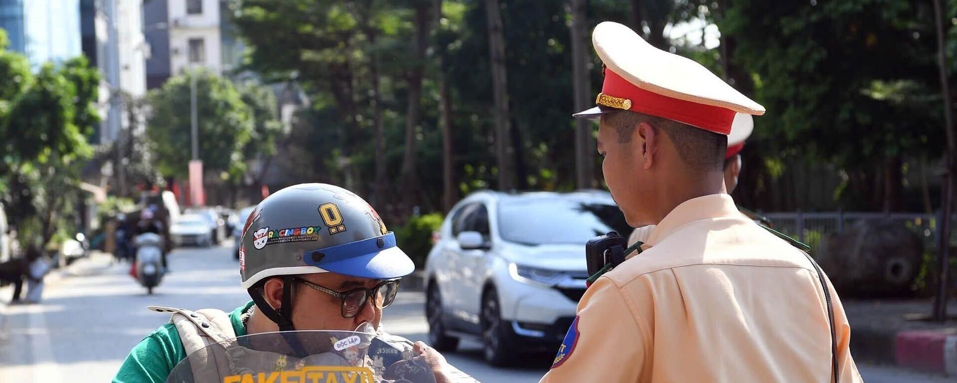 CSGT Hà Nội đồng loạt ra quân kiểm tra nồng độ cồn
 - Sputnik Việt Nam, 1920, 21.10.2025