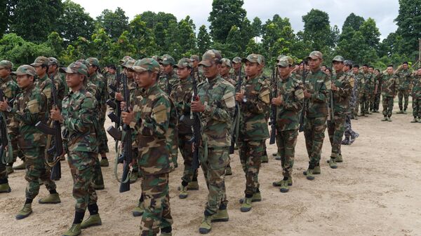 Tiểu đoàn Lực lượng Phòng vệ Nhân dân Quận Shwebo ở Thabain trong một cuộc biểu tình quân sự tại buổi lễ kỷ niệm cuộc nổi dậy 8888 ở Myanmar - Sputnik Việt Nam