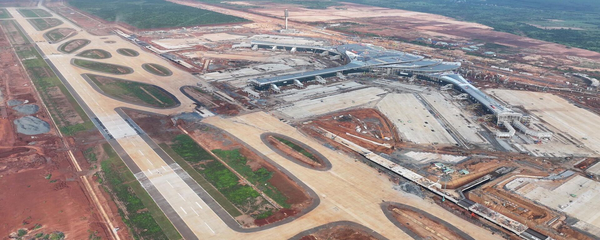 Đường cất hạ cánh, nhà ga, đài kiểm soát không lưu sân bay Long Thành
 - Sputnik Việt Nam, 1920, 21.10.2025