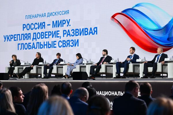 Các đại biểu tham dự phiên thảo luận toàn thể &quot;Nga với thế giới: Củng cố niềm tin, phát triển kết nối toàn cầu&quot; thuộc Diễn đàn xuất khẩu quốc tế &quot;Sản xuất tại Nga&quot; ở Moskva - Sputnik Việt Nam