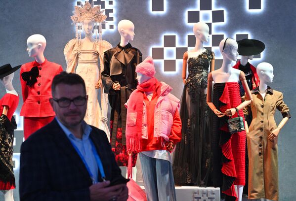 Khách tham quan triển lãm &quot;Sản xuất tại Nga&quot; thuộc Diễn đàn Xuất khẩu quốc tế &quot;Sản xuất tại Nga&quot; ở Moskva - Sputnik Việt Nam