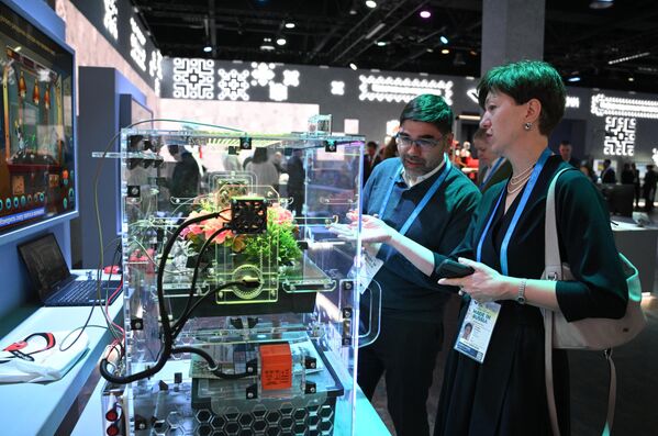 Khách tham quan triển lãm &quot;Sản xuất tại Nga&quot; thuộc diễn đàn xuất khẩu quốc tế &quot;Sản xuất tại Nga&quot; ở Moskva - Sputnik Việt Nam