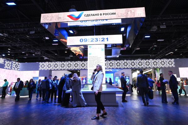 Khách tham quan triển lãm &quot;Made in Russia&quot; thuộc diễn đàn xuất khẩu quốc tế &quot;Sản xuất tại Nga&quot; ở Moskva - Sputnik Việt Nam