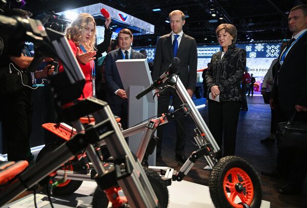 Cố vấn của Tổng thống Liên bang Nga Igor Levitin, Phó Thủ tướng thứ nhất Liên bang Nga Denis Manturov và Tổng Giám đốc Công ty Cổ phần &quot;Trung tâm xuất khẩu Nga&quot; Veronika Nikishina (giữa, từ trái sang phải) tại triển lãm thuộc diễn đàn xuất khẩu quốc tế &quot;Sản xuất tại Nga&quot; ở Moskva - Sputnik Việt Nam