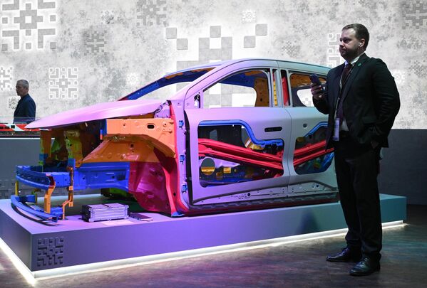 Khách tham quan triển lãm &quot;Sản xuất tại Nga&quot; thuộc diễn đàn xuất khẩu quốc tế &quot;Sản xuất tại Nga&quot; ở Moskva - Sputnik Việt Nam