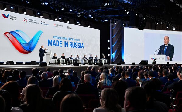 Ngày 21 tháng 10 năm 2025. Thủ tướng Liên bang Nga Mikhail Mishustin phát biểu tại phiên họp toàn thể diễn đàn xuất khẩu quốc tế &quot;Sản xuất tại Nga&quot; ở Moskva - Sputnik Việt Nam
