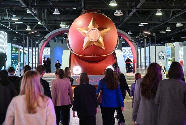 Khách tham quan triển lãm trong khuôn khổ diễn đàn xuất khẩu quốc tế &quot;Sản xuất tại Nga&quot; ở Moskva - Sputnik Việt Nam