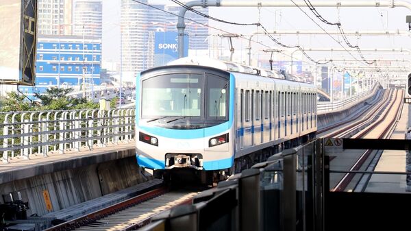Tàu Metro số 1 Bến Thành - Suối Tiên di chuyển từ trung tâm Thành phố Hồ Chí Minh hướng Suối Tiên - Sputnik Việt Nam