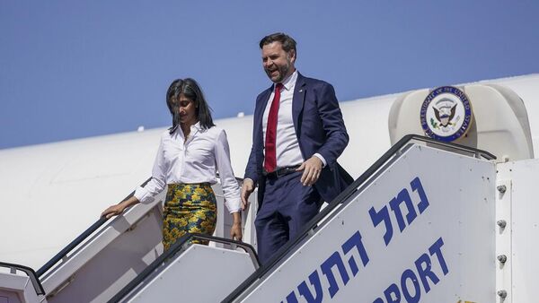 Phó Tổng thống Hoa Kỳ J.D. Vance và vợ, Usha Vance, đã hạ cánh xuống Sân bay Ben Gurion, Israel - Sputnik Việt Nam