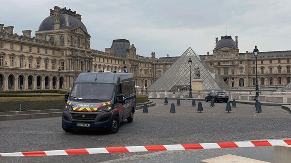 Hiện trường vụ cướp Bảo tàng Louvre ở Paris - Sputnik Việt Nam