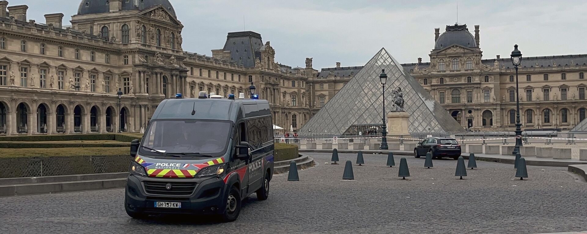 Hiện trường vụ cướp Bảo tàng Louvre ở Paris - Sputnik Việt Nam, 1920, 01.11.2025