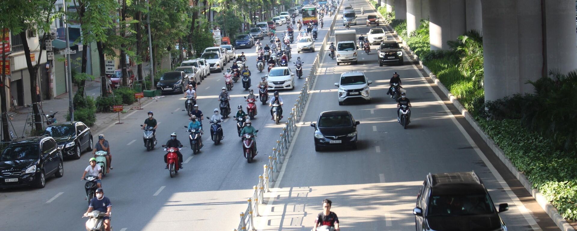 Xe máy ngang nhiên đi vào làn ô tô tiềm ẩn nguy cơ gây mất an toàn giao thông Xe máy ngang nhiên đi vào làn ô tô tiềm ẩn nguy cơ gây mất an toàn giao thông - Sputnik Việt Nam, 1920, 22.10.2025