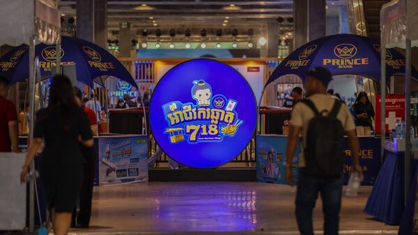 Một màn hình quảng cáo cho Prince Bank, một phần của Tập đoàn Prince Holding Campuchia. - Sputnik Việt Nam