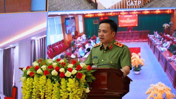 Trung tướng Mai Hoàng, Giám đốc Công an Thành phố Hồ Chí Minh, Phó Trưởng Ban Thường trực Ban Chỉ đạo 138, phát biểu tại buổi lễ
 - Sputnik Việt Nam