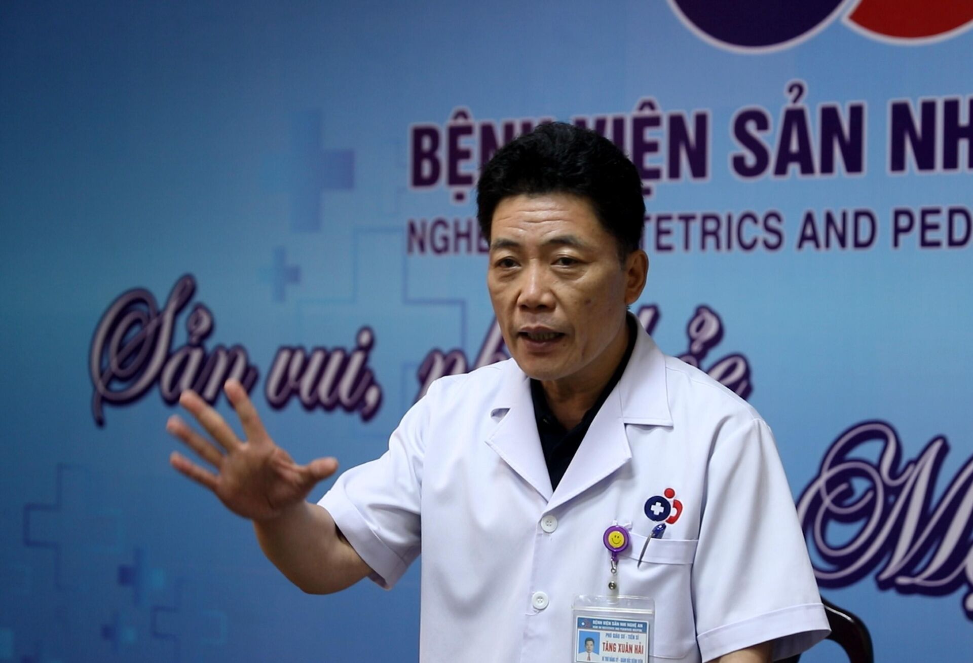 Giám đốc Bệnh viện Sản nhi Nghệ An Tăng Xuân Hải cung cấp thông tin vụ việc. Ảnh: Văn Tý-TTXVN

 - Sputnik Việt Nam, 1920, 23.10.2025