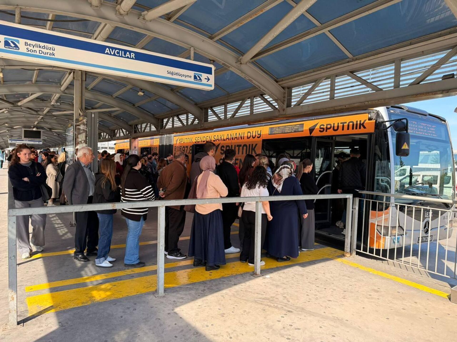 Sputnik đã triển khai xe buýt mang thương hiệu trên một trong những tuyến đường chính của Istanbul. - Sputnik Việt Nam, 1920, 23.10.2025