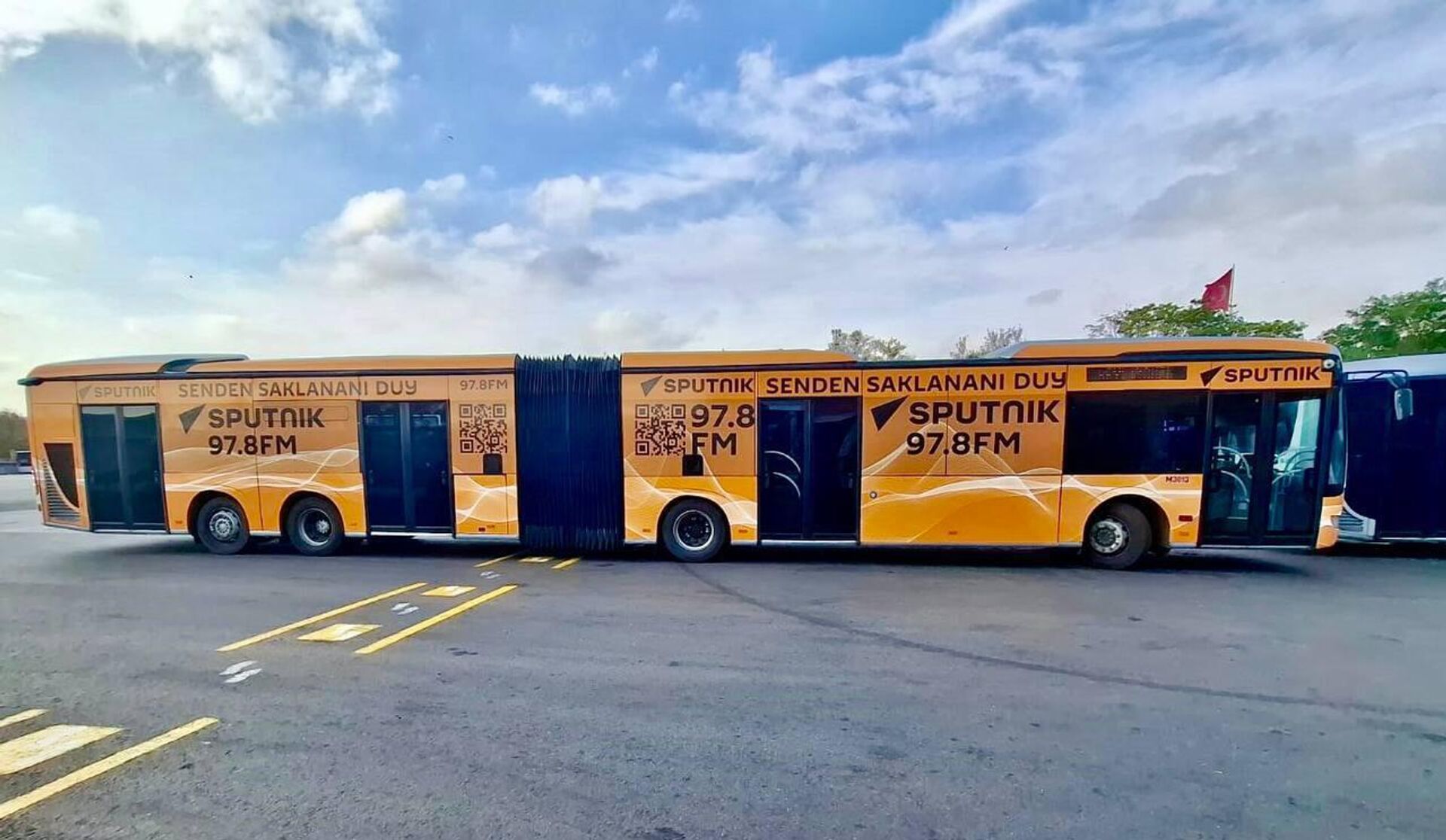 Sputnik đã triển khai xe buýt mang thương hiệu trên một trong những tuyến đường chính của Istanbul. - Sputnik Việt Nam, 1920, 23.10.2025