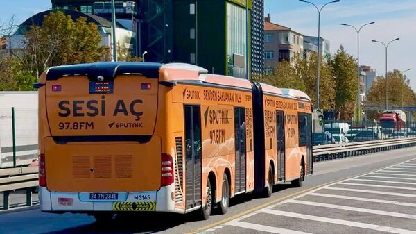 Sputnik đã khai trương các xe buýt mang thương hiệu riêng trên một trong những tuyến giao thông chính của Istanbul Sputnik đã khai trương các xe buýt mang thương hiệu riêng trên một trong những tuyến giao thông chính của Istanbul - Sputnik Việt Nam