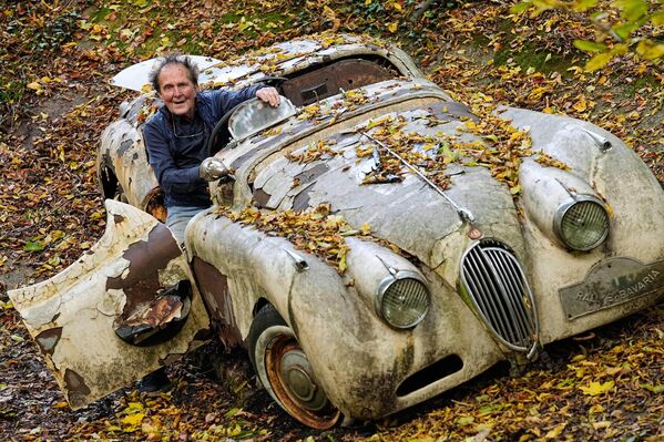 Nhà sưu tập Michael Frohlich đứng cạnh chiếc Jaguar XK120 cổ trong công viên tư nhân của ông tại Mettmann, Đức - Sputnik Việt Nam