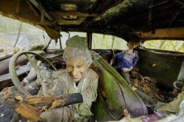 Những con búp bê mô phỏng Nữ hoàng Elizabeth II và Thái tử Charles ngồi trong chiếc Rolls-Royce cổ tại công viên xe cổ tư nhân ở Mettmann, Đức - Sputnik Việt Nam