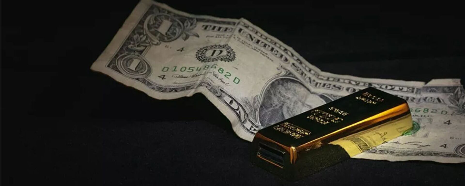 Một thỏi vàng và một đô la - Sputnik Việt Nam, 1920, 23.10.2025