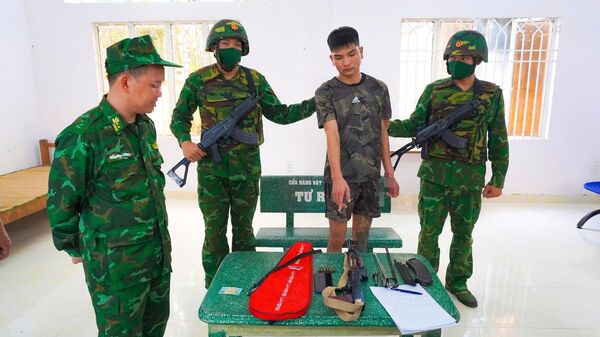 Bắt người giấu súng AK trong túi vợt cầu lông xuất cảnh sang Campuchia. - Sputnik Việt Nam
