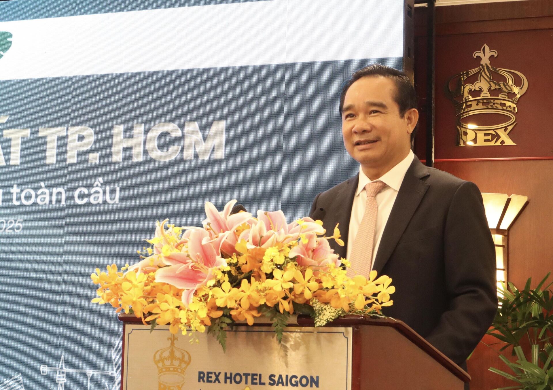 Ông Nguyễn Văn Được, Chủ tịch UBND Thành phố Hồ Chí Minh phát biểu tại toạ đàm - Sputnik Việt Nam, 1920, 23.10.2025