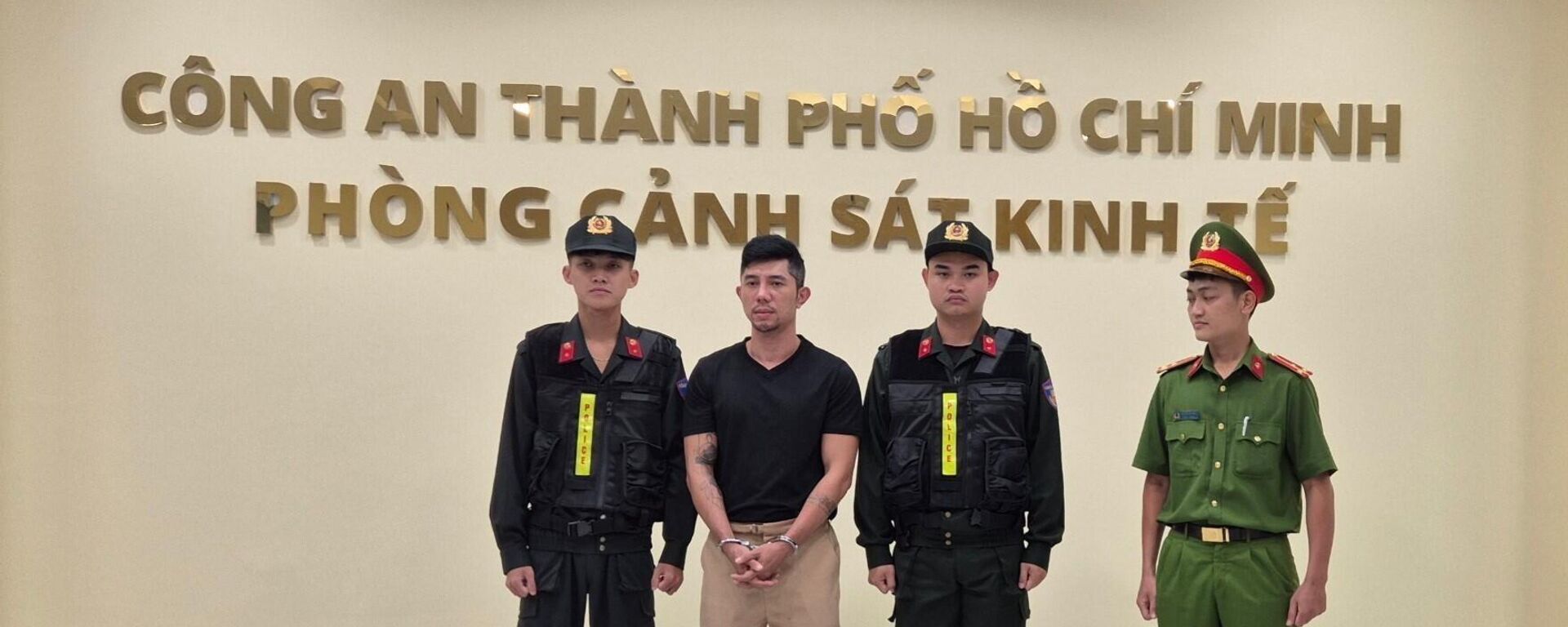 Ca sỹ Lương Bằng Quang tại Cơ quan Công an - Sputnik Việt Nam, 1920, 23.10.2025