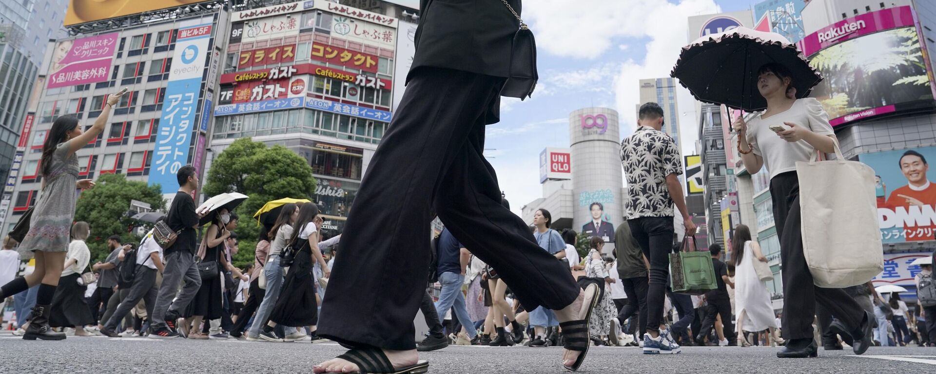 Người dân ở ngã tư Shibuya, Tokyo. - Sputnik Việt Nam, 1920, 10.10.2025