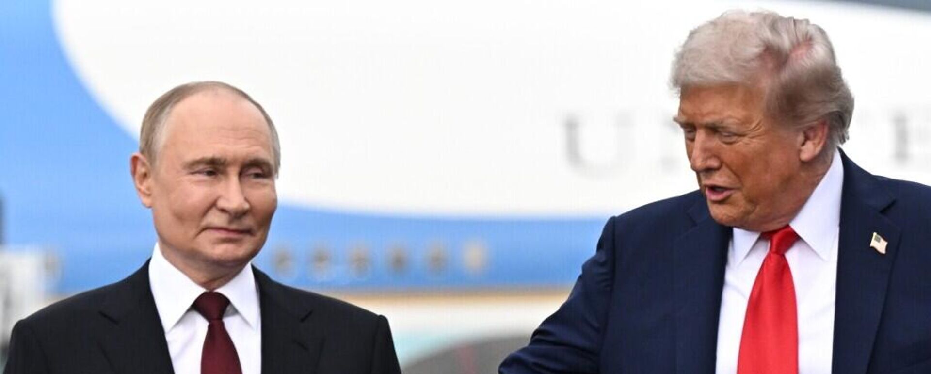 Tổng thống Nga Vladimir Putin và Tổng thống Hoa Kỳ Donald Trump trong một cuộc họp ở Alaska - Sputnik Việt Nam, 1920, 31.10.2025