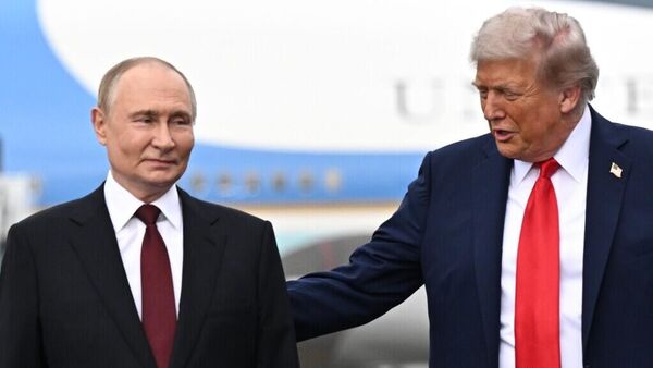 Tổng thống Nga Vladimir Putin và Tổng thống Hoa Kỳ Donald Trump trong một cuộc họp ở Alaska - Sputnik Việt Nam
