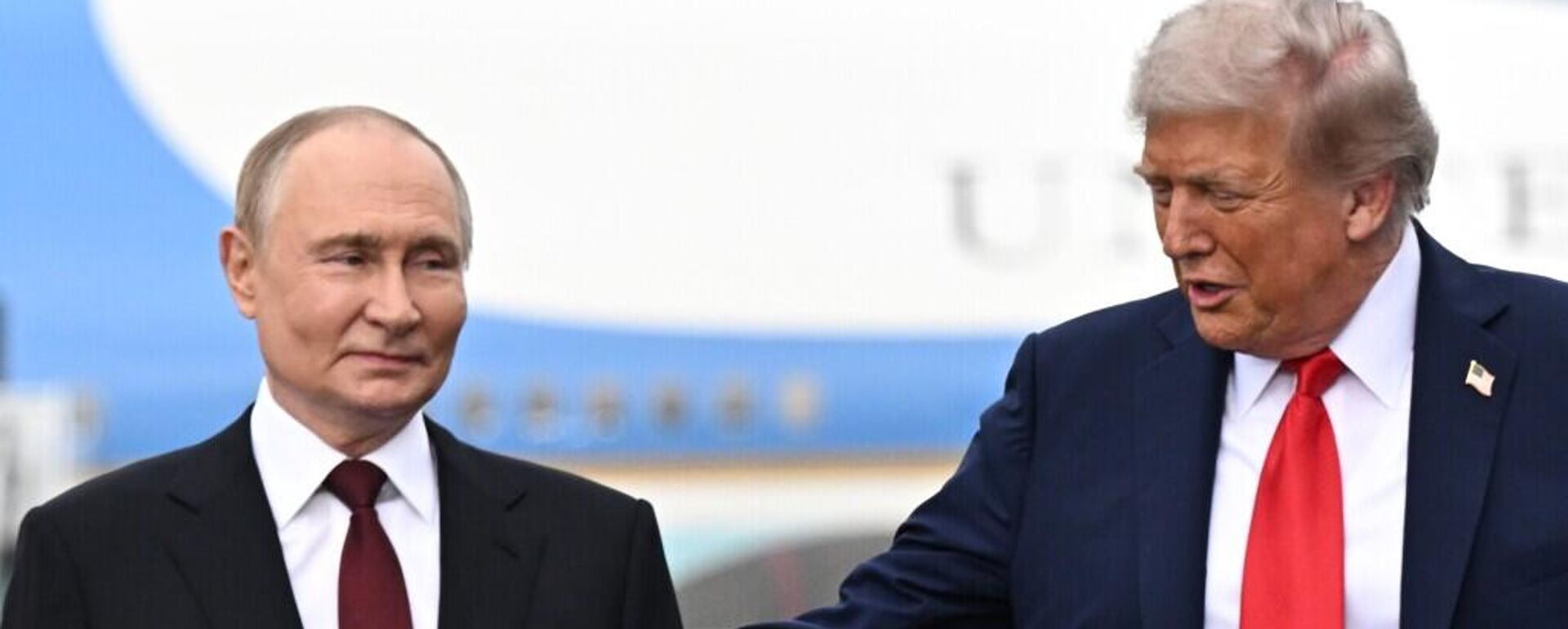 Tổng thống Nga Vladimir Putin và Tổng thống Hoa Kỳ Donald Trump trong một cuộc họp ở Alaska - Sputnik Việt Nam, 1920, 29.12.2025