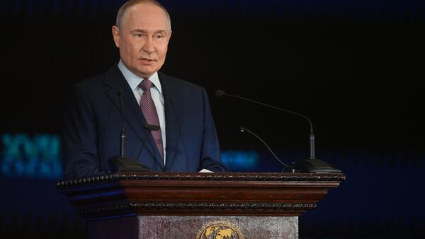 Tổng thống Nga Vladimir Putin phát biểu tại đại hội của Hiệp hội Địa lý Nga (RGS) - Sputnik Việt Nam