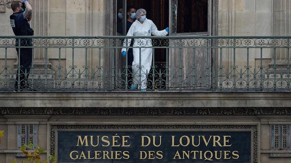 Chuyên gia hình sự Pháp đang kiểm tra khung cửa sổ bị vỡ và ban công tại bảo tàng Louvre, Pháp - Sputnik Việt Nam