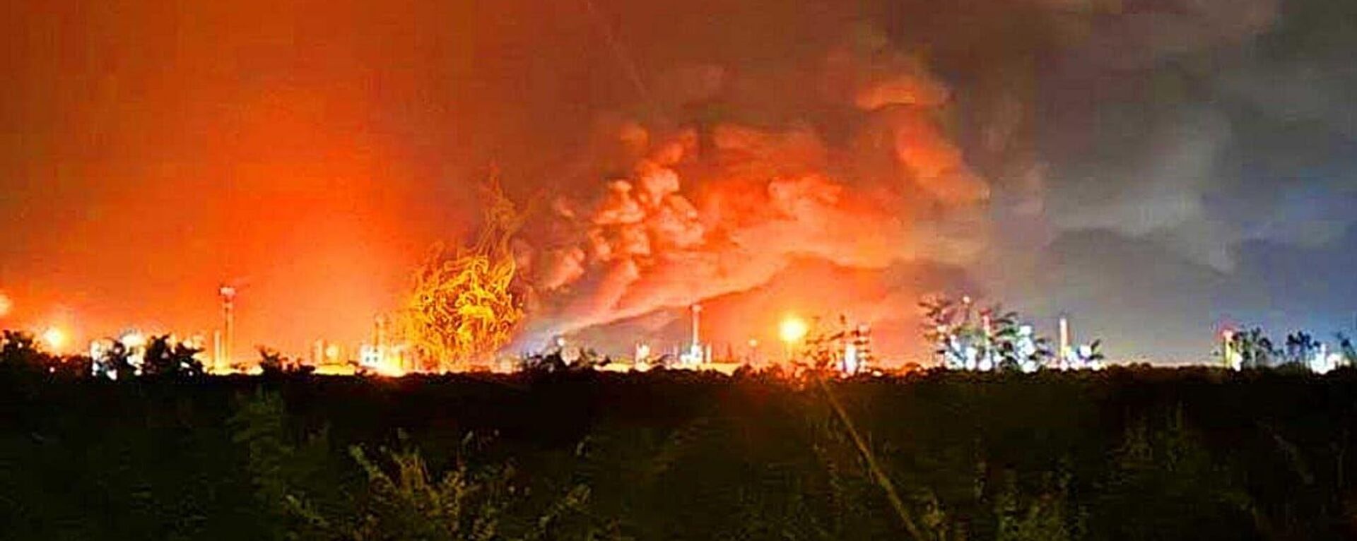 Cháy nhà máy dầu khí gần Budapest - Sputnik Việt Nam, 1920, 24.10.2025
