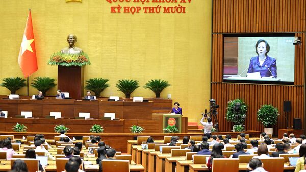 Bộ trưởng Bộ Nội vụ Phạm Thị Thanh Trà trình bày Tờ trình dự án Luật Viên chức (sửa đổi) - Sputnik Việt Nam