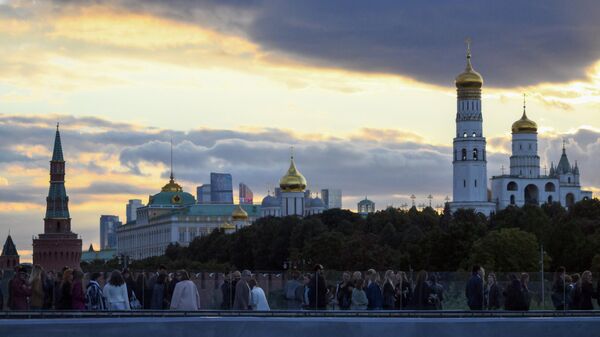 Cảnh quan Điện Kremlin ở Moskva nhìn từ Cầu nổi trong Công viên Zaryadye - Sputnik Việt Nam