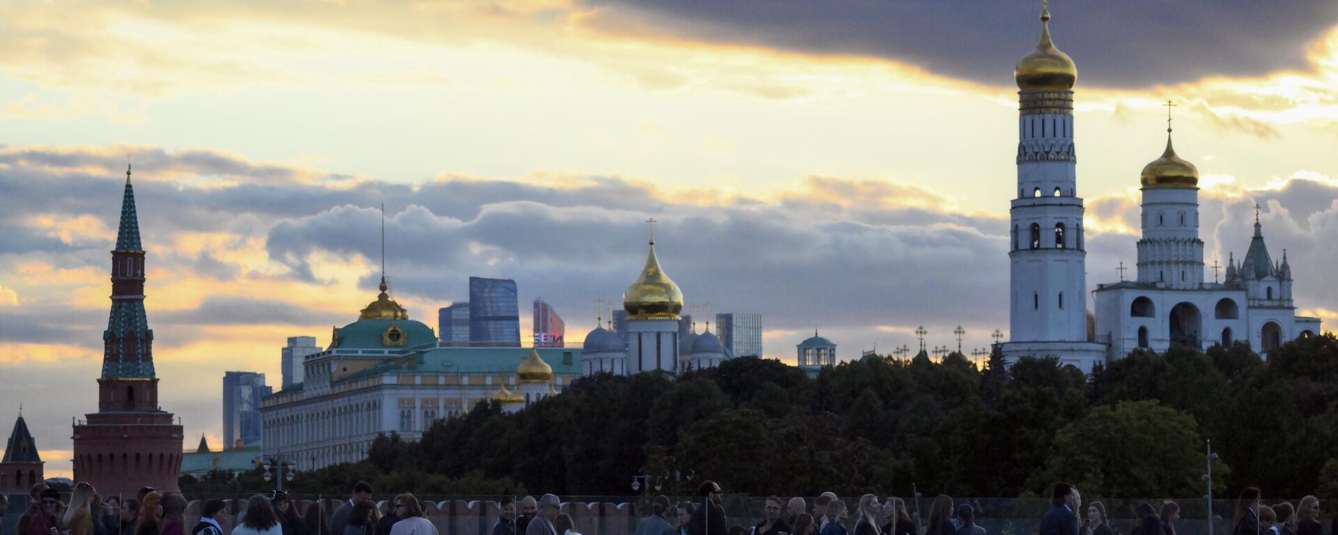 Cảnh quan Điện Kremlin ở Moskva nhìn từ Cầu nổi trong Công viên Zaryadye - Sputnik Việt Nam, 1920, 04.06.2026