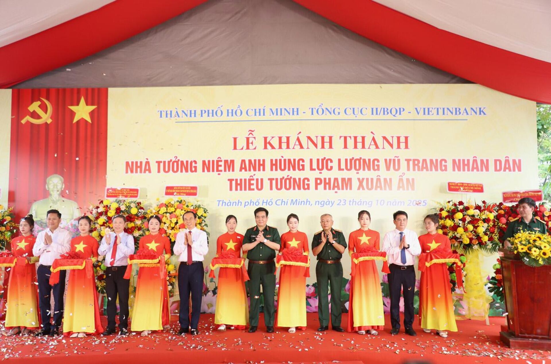 Đại diện lãnh đạo các cơ quan Trung ương và TPHCM thực hiện nghi thức khánh thành công trình. - Sputnik Việt Nam, 1920, 24.10.2025