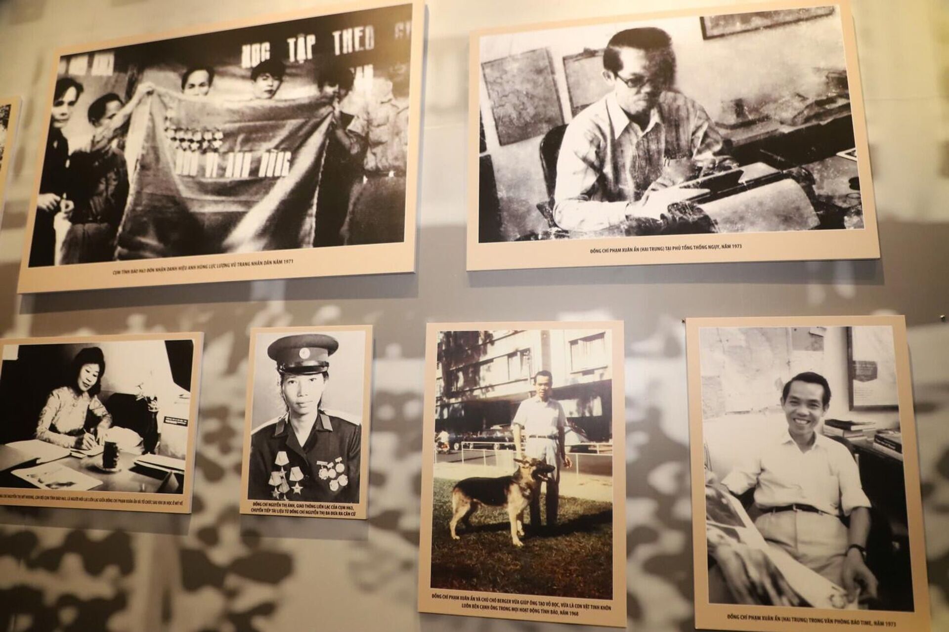 Nhiều tư liệu quý giá được lưu trữ tại Nhà lưu niệm Thiếu tướng Phạm Xuân Ẩn.  - Sputnik Việt Nam, 1920, 24.10.2025