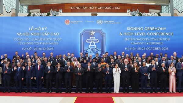 Chủ tịch nước Lương Cường và Tổng Thư ký Liên hợp quốc António Guterres chụp ảnh chung với các Trưởng đoàn dự Lễ mở ký Công ước Hà Nội

 - Sputnik Việt Nam