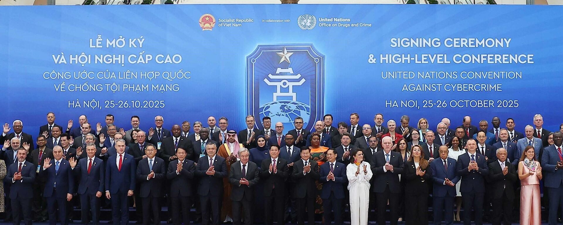 Chủ tịch nước Lương Cường và Tổng Thư ký Liên hợp quốc António Guterres chụp ảnh chung với các Trưởng đoàn dự Lễ mở ký Công ước Hà Nội

 - Sputnik Việt Nam, 1920, 01.11.2025