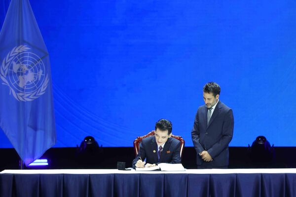 Đại sứ CHDCND Triều Tiên tại Việt Nam Ri Sung Guk ký Công ước của Liên hợp quốc về Chống tội phạm mạng Đại sứ CHDCND Triều Tiên tại Việt Nam Ri Sung Guk ký Công ước của Liên hợp quốc về Chống tội phạm mạng - Sputnik Việt Nam