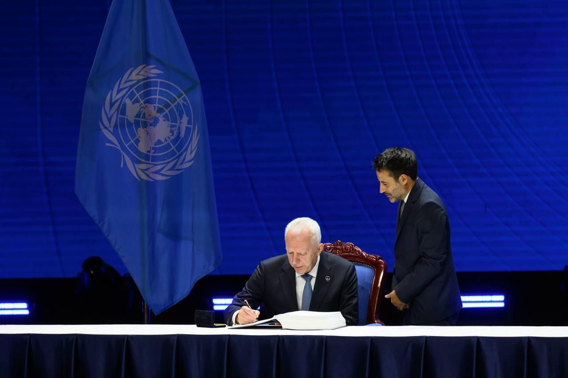 Tổng Viện trưởng Viện Kiểm sát Nhân dân Liên bang Nga Alexander Gutsan ký Công ước Liên Hợp Quốc đầu tiên về chống tội phạm mạng Tổng Viện trưởng Viện Kiểm sát Nhân dân Liên bang Nga Alexander Gutsan ký Công ước Liên Hợp Quốc đầu tiên về chống tội phạm mạng - Sputnik Việt Nam, 1920, 25.10.2025