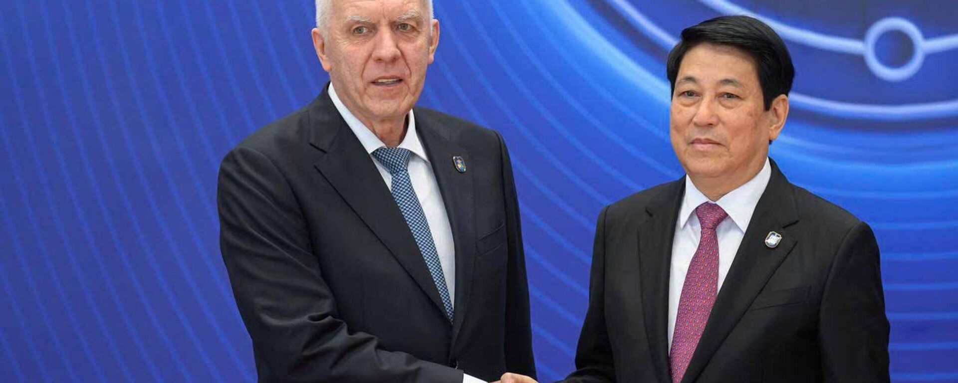 Chủ tịch nước Việt Nam Lương Cường đã đón và bắt tay Tổng Viện trưởng Viện Kiểm sát Nhân dân Liên bang Nga Alexandеr Gutsan tại sảnh lớn Trung tâm Hội nghị Quốc gia (Hà Nội) - Sputnik Việt Nam, 1920, 25.10.2025