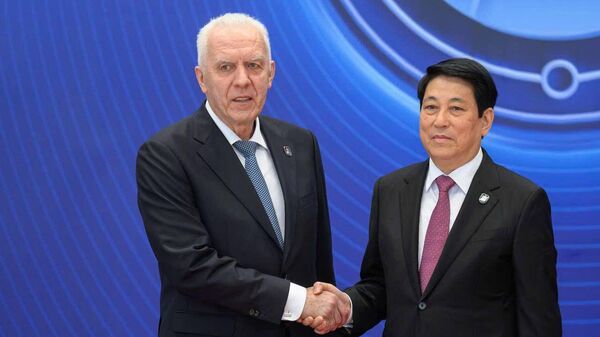 Chủ tịch nước Việt Nam Lương Cường đã đón và bắt tay Tổng Viện trưởng Viện Kiểm sát Nhân dân Liên bang Nga Alexandеr Gutsan tại sảnh lớn Trung tâm Hội nghị Quốc gia (Hà Nội) - Sputnik Việt Nam