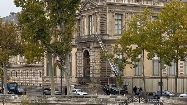 Hiện trường vụ cướp Bảo tàng Louvre ở Paris - Sputnik Việt Nam