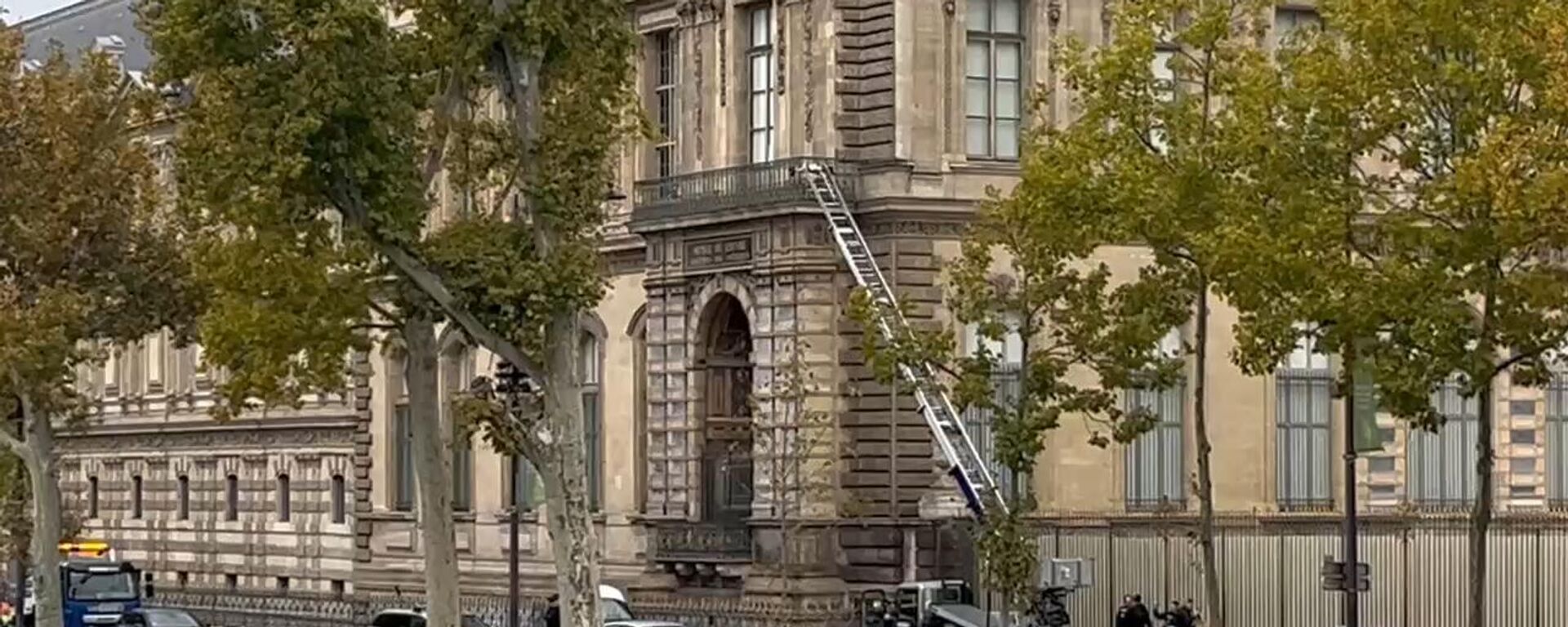 Hiện trường vụ cướp Bảo tàng Louvre ở Paris - Sputnik Việt Nam, 1920, 26.10.2025