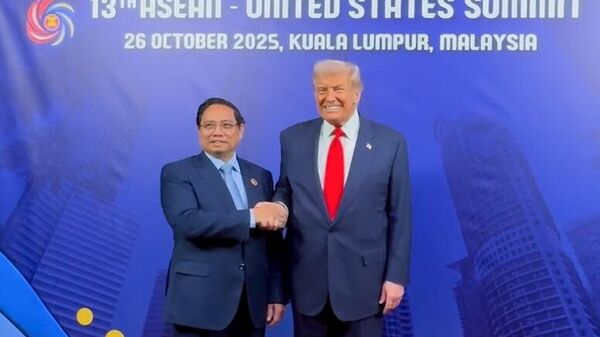 Thủ tướng Phạm Minh Chính trân trọng chuyển lời mời Tổng thống Hoa Kỳ Donald Trump thăm Việt Nam của Tổng Bí thư Tô Lâm và các nhà lãnh đạo cấp cao Việt Nam. Tổng thống Donald Trump vui vẻ nhận lời, cho biết ông rất mong muốn và sẽ thu xếp thời gian đến thăm Việt Nam - Sputnik Việt Nam