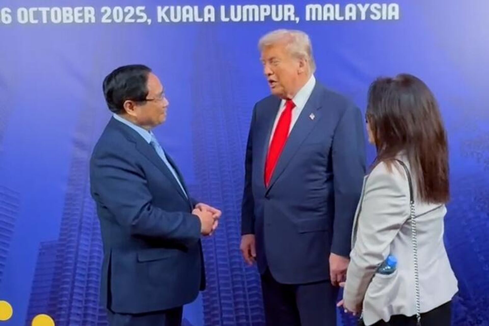 Theo đề xuất của Thủ tướng Chính phủ Phạm Minh Chính, Tổng thống Donald Trump phản hồi tích cực và ghi nhận đề nghị công nhận Việt Nam là nền kinh tế thị trường, đưa Việt Nam ra khỏi danh sách xuất khẩu chiến lược D1, D3 - Sputnik Việt Nam, 1920, 26.10.2025